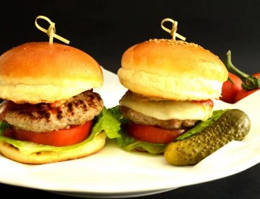 Εστιατόριο προκαλεί τους πελάτες του να φάνε μπέργκερ γεμιστό με... ταραντούλα (φωτο)